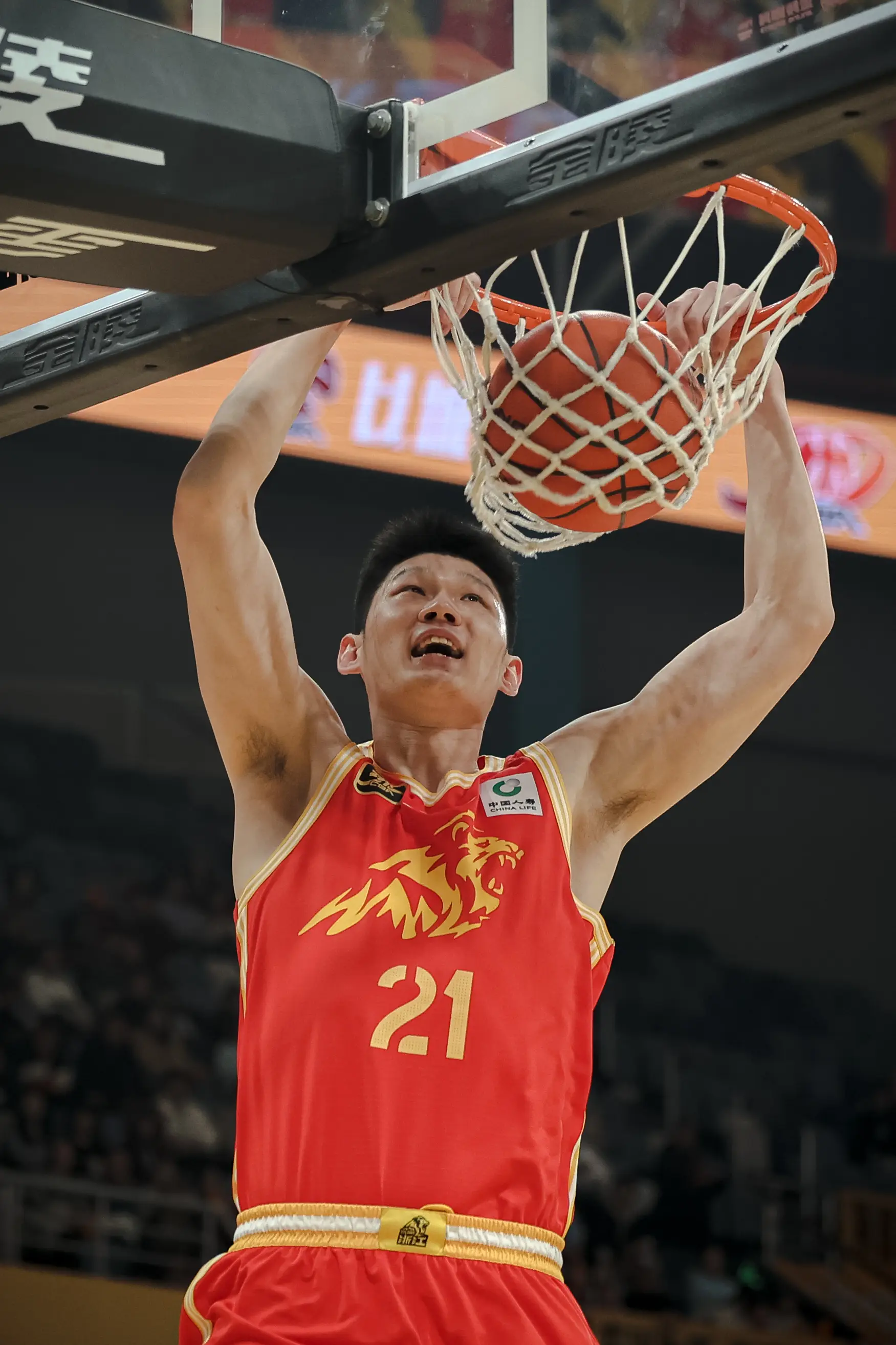 新疆男篮力克山东，保持不败纪录