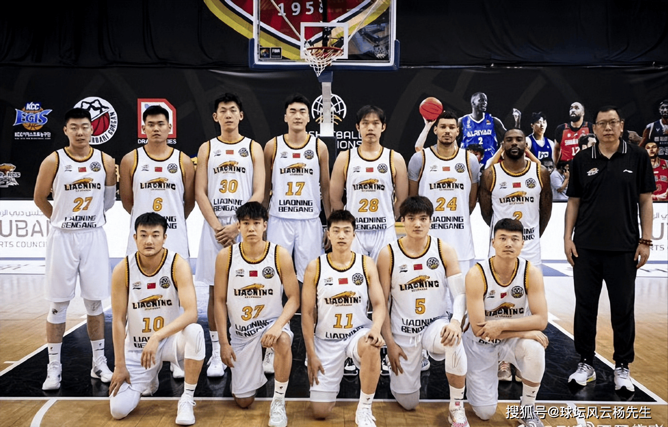 来自不同国家的篮球明星们在一起合作的简单介绍