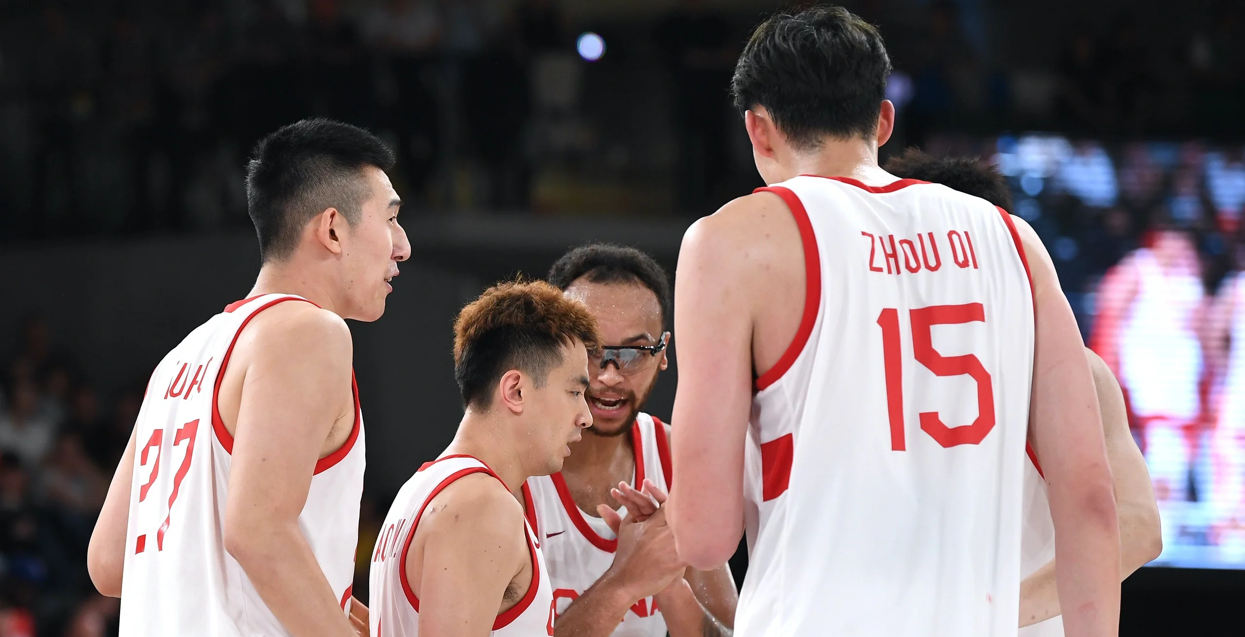 来自不同国家的篮球明星们在一起合作的简单介绍