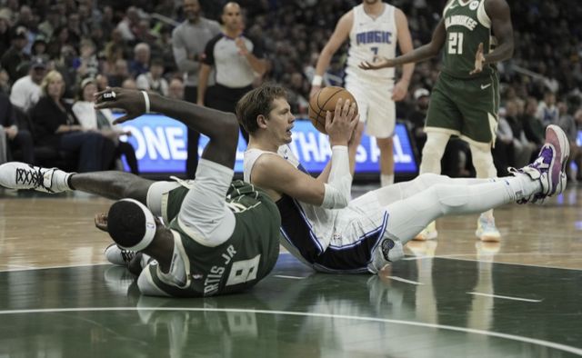 雄鹿抢分失败,惨遭逆转输球 雄鹿抢分失败,惨遭逆转输球