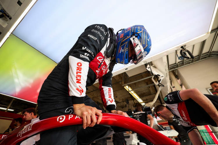 关于红牛二队鏖战雷诺车队，周冠宇刷新纪录的信息