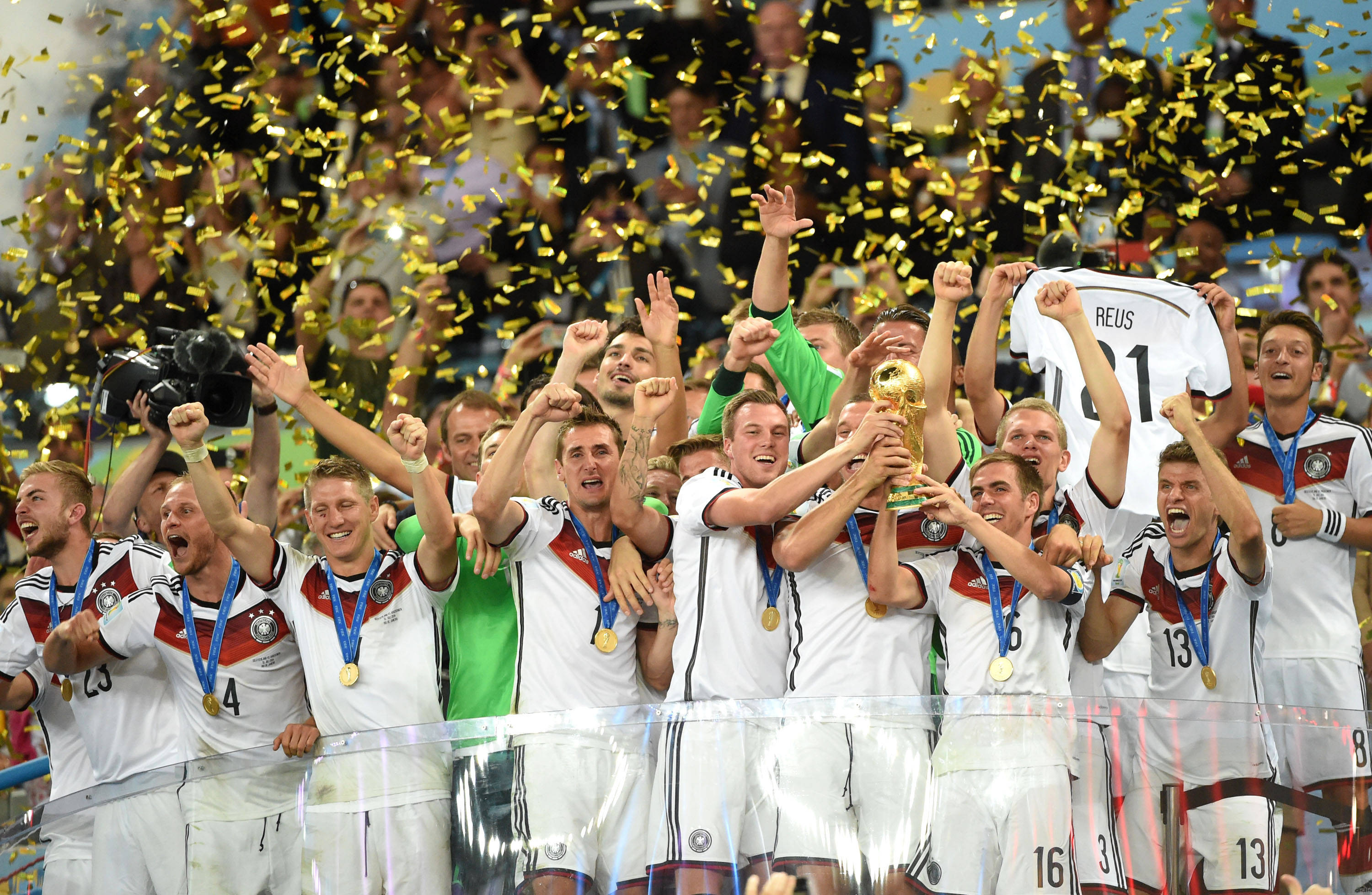 欧洲国家联赛冠军奖杯引人瞩目,争夺激烈升级 欧洲国家联赛冠军奖杯引人瞩目,争夺激烈升级