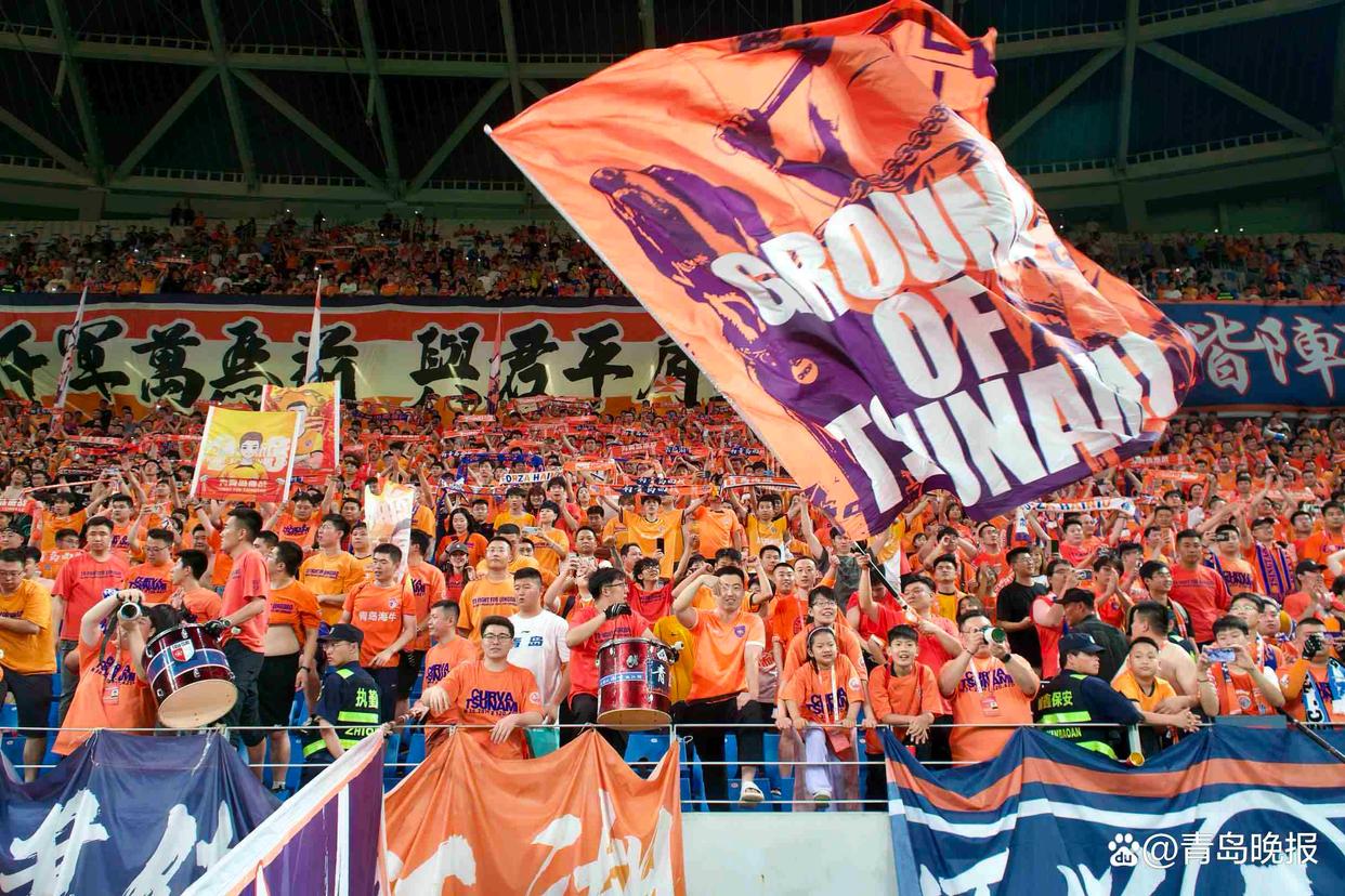 热门足球大战再掀激情，强队对决赛场上烽火四射