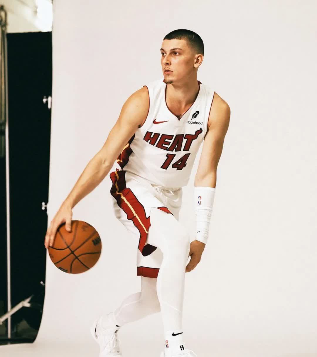 热火碾压骑士,拉文状态火热 热火碾压骑士,拉文状态火热