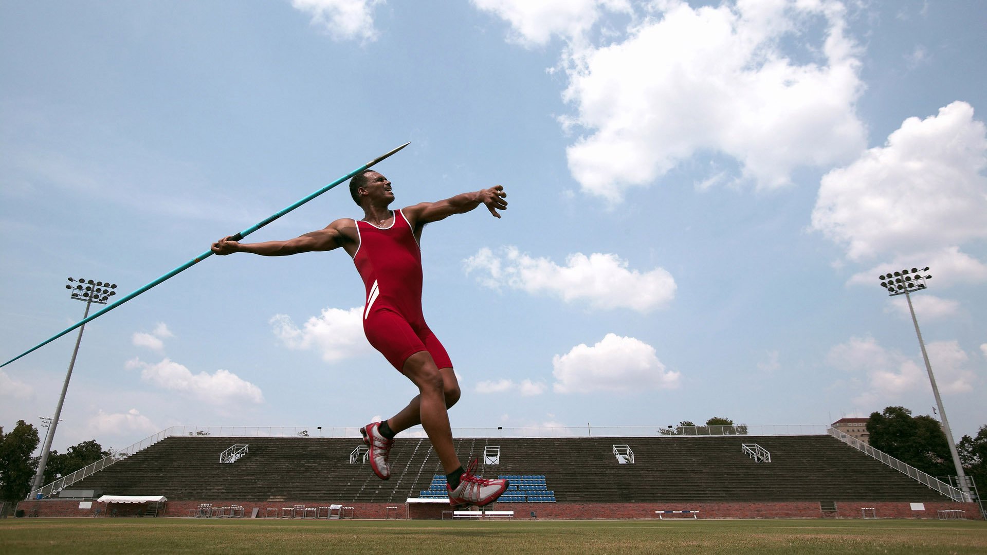F1街道赛之夜，聚光灯为何打向那个沉默的赛道工？